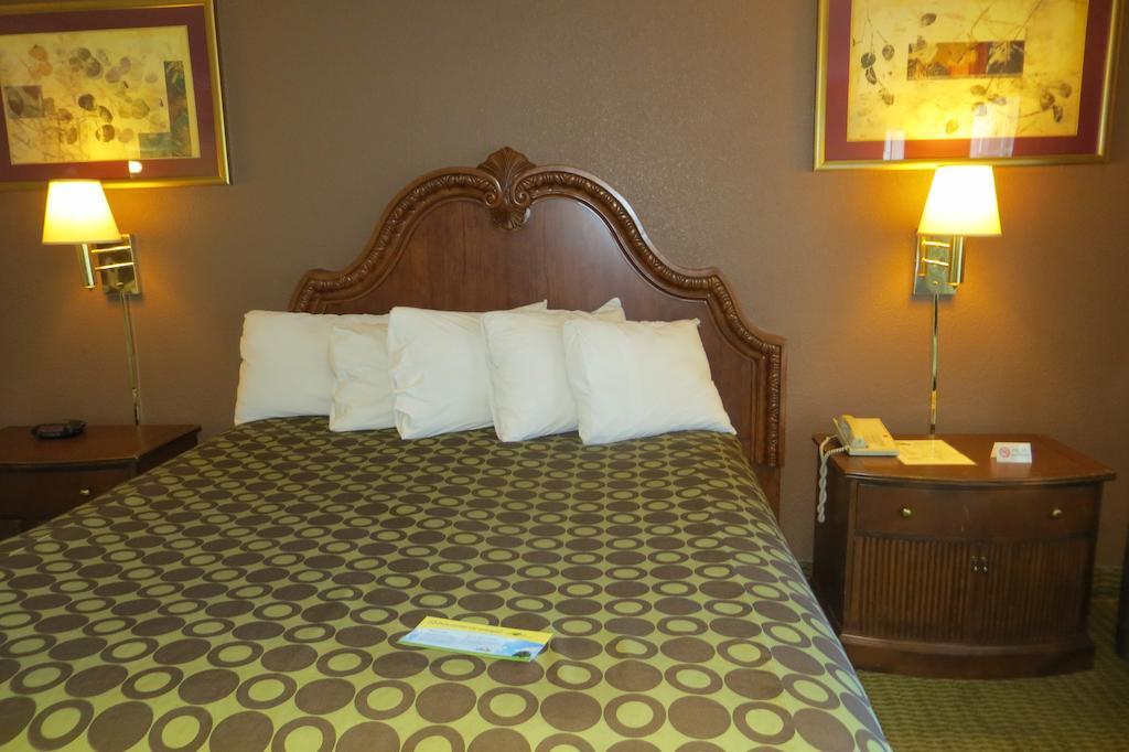 American Inn Stockton Buitenkant foto