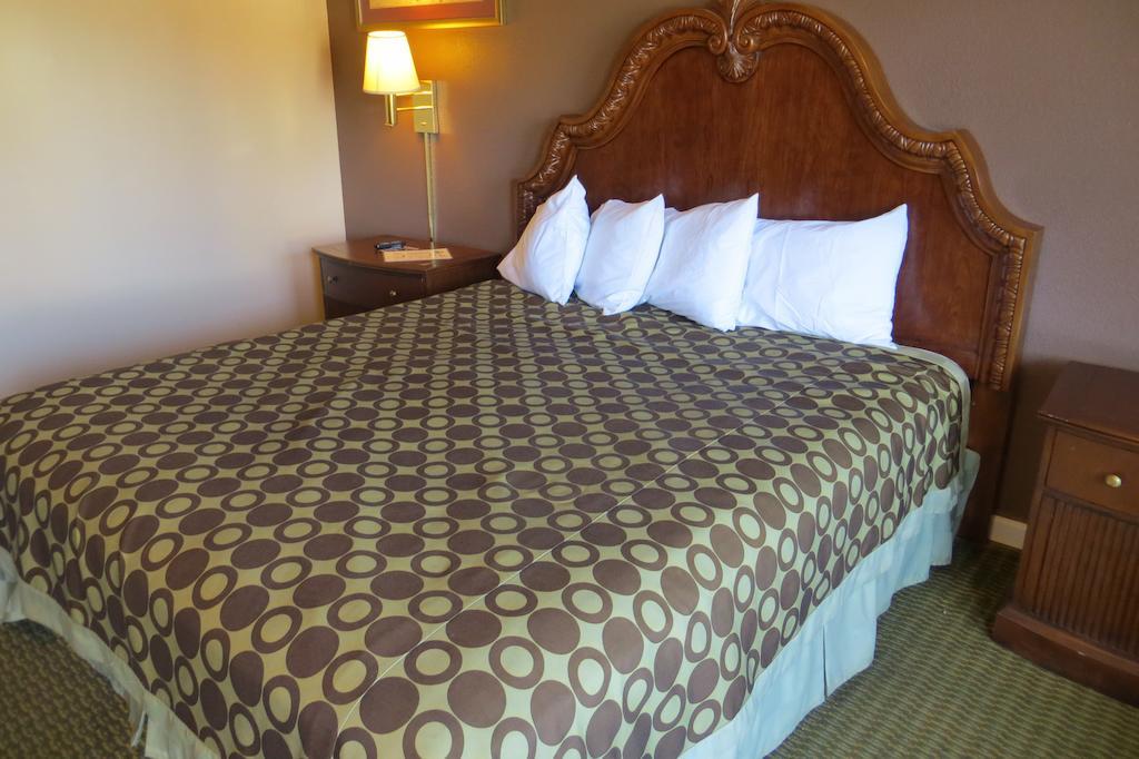 American Inn Stockton Buitenkant foto